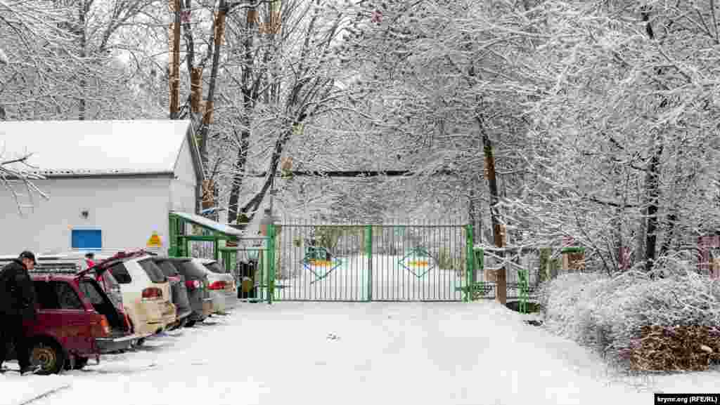 КПП чинного підприємства «Універсал-Авіа». За словами одного з його працівників, трудовому колективу нічого не відомо про майбутнє підприємства