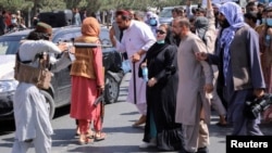 دا انځور د ۲۰۲۱ کال د سپتمبر مياشتې په کابل کې د يوې مظاهرې دی چې طالبان پکې احتجاج کوونکي ګواښي.