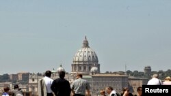 A prediction that a huge earthquake would destroy Rome today prompted fear in some and giggles of ridicule in others.