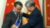 Кытайдын тышкы иштер министри Ван Иге президент Алмазбек Атамбаев "Данакер" орденин тапшырды. 22-май, 2016-жыл