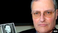 Efraim Zuroff drži fotografiju naciste Ariberta Heima