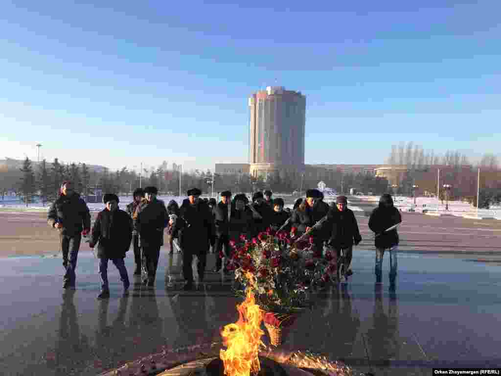 В Астане пара десятков гражданских активистов рассказали о событиях Декабря 1986-го и Жанаозенских событиях в своих воспоминаниях. Поминовение в столице прошло без официальных лиц. Астана, 17 декабря 2017 года. 