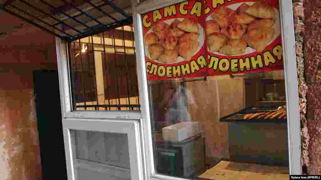 Тұрғындар жерасты өткелінде жеміс-жидек пен самса пісіріп сатуына наразы. «Жеміс-жидек шіріп жатады. Су құбыры мен кәріз құбыры тартылмаған. Самса пісірушілер төккен жуындының иісі қолқаны қабады» дейді олар. Шымкент, 16 тамыз 2017 жыл.
