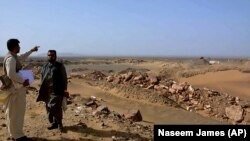 د بلوچستان یو چارواکی په رېکوډېک کې د کانونو د سیمې معاینې پر مهال - پخوانی انځور.