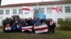 Агульны здымак удзельнікаў акцыі ўшанаваньня паўстанцаў у Сьвіслачы побач з помнікам Кастусю Каліноўскаму