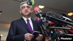 Президент Армении Серж Саргсян беседует с журналистами после голосования, Ереван, 5 мая 2013 г.