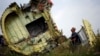 Кыйраган "Боинг 777" учагынын сыныгы. Грабове, 22-июль, 2014-жыл. 