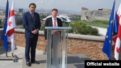 C веранды своей резиденции президент представил нового главу пенитенциарной системы – Георгия Тугуши
