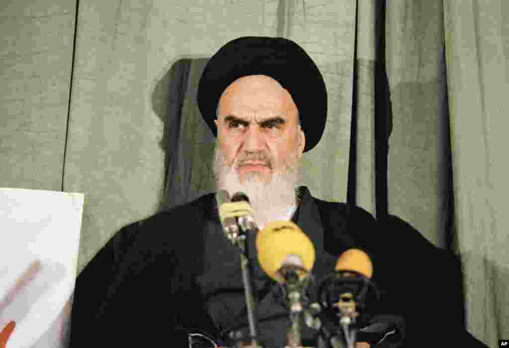 Khomeini vorbește la o conferință de presă la Tehran, pe 5 februarie 1979. 