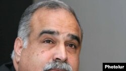 Րաֆֆի Հովհաննիսյանը մամուլի ասուլիսում: 2-ը հոկտեմբերի, 2009թ.
