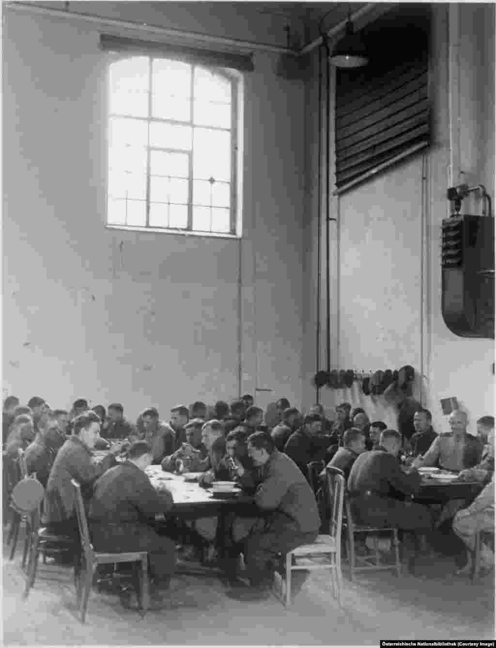 Muncitori sovietici în pauza de masă la o fabrică din Viena. Ocupația militară era profund nepopulară în Austria, iar estul Vienei a pierdut cam 11 procente din populația sa dup ce oamenii au părăsit zona sovietică.