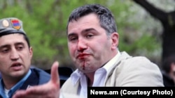 Полиция задерживает Армена Мартиросяна в ходе шествия оппозиции, Ереван 9 апреля 2013 г.