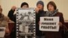 Журналисты оппозиционной газеты "Голос республики" протестуют против суда по делу о закрытии издания. Алматы, 22 февраля 2013 года.