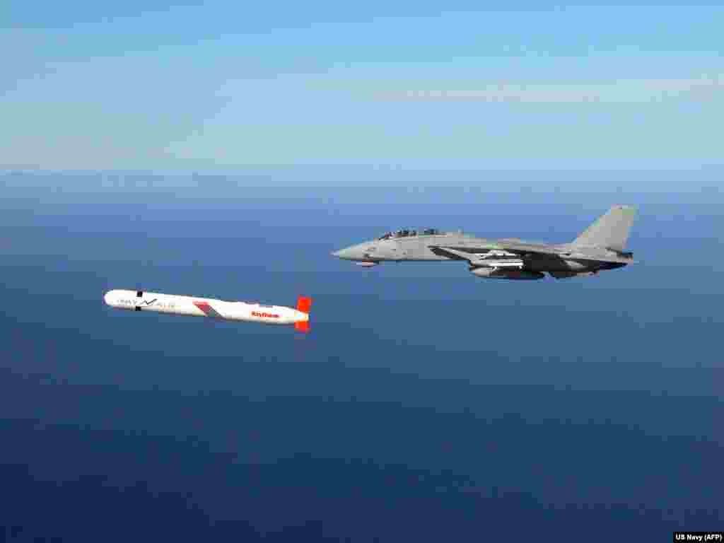 Un Tomahawk alături de un F-14 al Marinei SUA deasupra Californiei de Sud în 2002.Kievul a solicitat în mod repetat accesul la rachetele americane cu rază lungă de acțiune. În 2024, președintele ucrainean Volodimir Zelenski a sugerat că Kievul a solicitat Tomahawk. Un oficial de la Casa Albă ar fi calificat atunci cererea drept „total nefezabilă”.