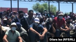 Thousands of Tajik and Uzbek migrant workers have been stranded in Kazakhstanin recent weeks, because they are unable to travel home due to restrictions imposed to combat the coronavirus. pandemic.