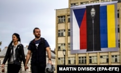 Великий банер на будівлі у столиці Чехії, на якому зображений керівник Росії Володимир Путін у чорному мішку для трупів між чеським і українським прапорами. Прага, 28 жовтня 2022 року