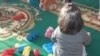 ​​Бүгүнкү күнү аутист деп диагноз коюлган балдарын кучактап алып, андан ары кайда алып барарын билбеген ата-энелер ондоп саналат. 