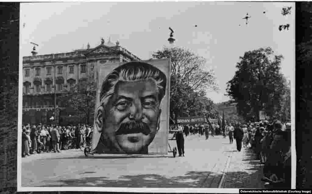 Portretul liderului sovietic Iosif Stalin cărat pe roți în centrul Vienei în 1952. După terminarea celui de-al doilea război mondial și pînă la mijlocul anilor 1955, Aliații au împărțit Viena în zone de ocupație.