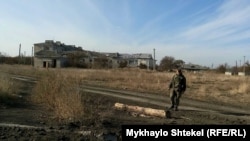 Український військовослужбовець у Пісках