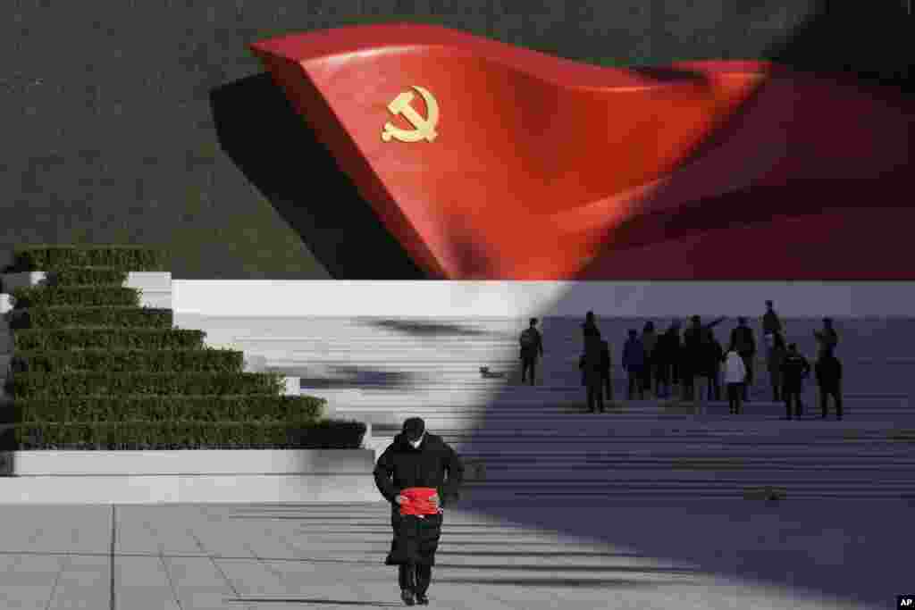 A 75-a aniversare găsește China comunistă mai aproape de Rusia decât în trecut. Președintele rus Vladimir Putin l-a felicitat pe Xi, miercuri, pentru aniversare și pentru stabilirea ulterioară a relațiilor diplomatice bilaterale, menționând că Rusia a fost prima țară care a recunoscut Republica Populară Chineză în urmă cu 75 de ani, potrivit agenției oficiale de presă Xinhua. Xi a reafirmat legăturile bilaterale strânse, afirmând că va continua să extindă &bdquo;cooperarea pragmatică pe toate planurile&rdquo; între cele două națiuni.