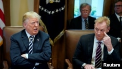 Președintele Donald Trump și Patrick Shanahan, noul ministru interimar al apărării, la o ședință a administrației, 9 mai 2018. 