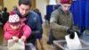 Голосування на одній з виборчих дільниць у Києві. 25 жовтня 2015 року