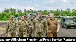 Петр Порошенко и Павел Жебривский на встрече с военными в Донецкой области