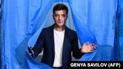 За даними національного екзит-полу, шоумен Володимир Зеленський перемагає у другому турі виборів президента України, набираючи 73,2% голосів виборців