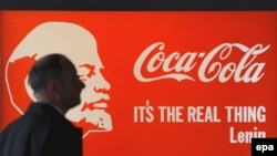Орус художниги Александр Косолаповдун "Ленин Coca-Cola" деген сүрөтү Сотби соода үйүнүн Москвада уюштурулган көргөзмөсүндө. 1-апрель, 2009