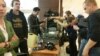 Журналисты казахстанских и иностранных СМИ подключаются к аппаратуре для видеозаписи выступления президента Казахстана. Астана, 29 апреля 2015 года.