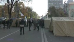 Sute de protestatari anticorupție au instalat corturi în fața Parlamentului de la Kiev