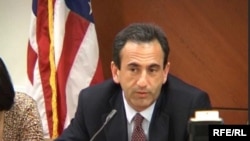 Ֆիլիպ Գորդոնը ասուլիս է տալիս Երեւանում, 9-ը հուլիսի, 2009թ.