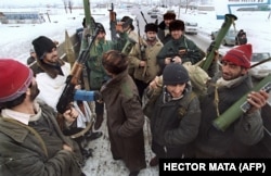 Чеченські бійці-добровольці на вантажному автомобілі недалеко від Грозного. 21 грудня 1994 року