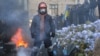 Евромайдандын активисти баррикада жанында. 24-январь, 2014 -жыл. 