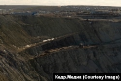 Заброшенная техника на одной из стенок карьера "Мир". Фото: Марина Сычева