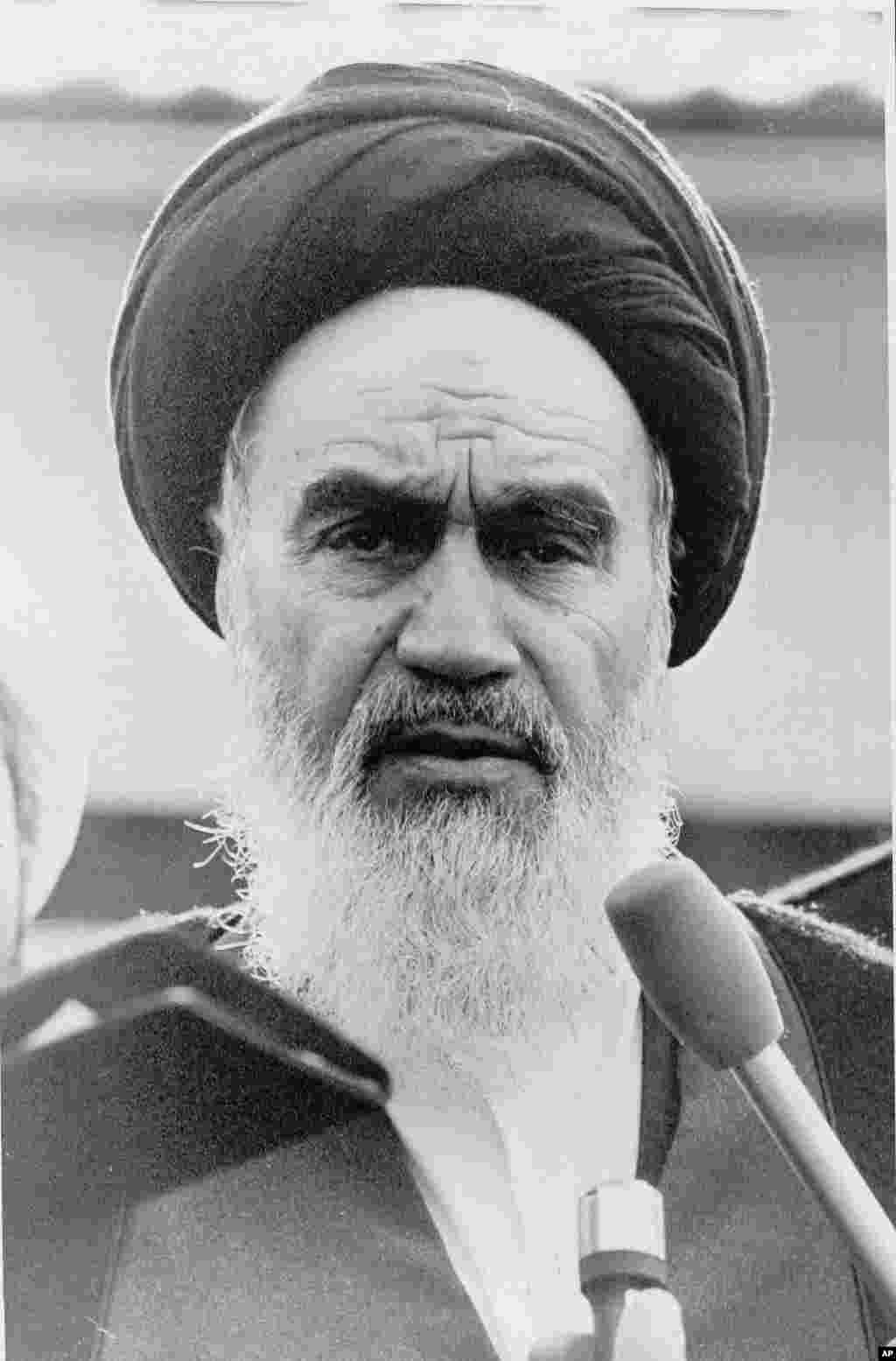 Ayatollah Ruhollah Khomeini, liderul religios exilat al Iranului, ține o conferință de presă pe 25 ianuarie 1979 la Paris. Prin intermediul unui traducător, el spune jurnaliștilor internaționali că amână întoarcerea la Teheran, din cauza închiderii aeroporturilor, la comanda armatei iraniene.