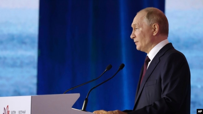 Putin Vladivostokda keçirilən Şərq İqtisadi Forumunun plenar iclasında çıxış edir.