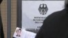 Граѓани чекаат за да аплицираат за Шенген виза