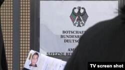 Граѓани чекаат за да аплицираат за Шенген виза