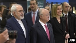 (Ձախից աջ) Իրանի արտգործնախարար Մոհամադ Ջավադ Զարիֆը, ՄԱԳԱՏԷ-ի տնօրեն Յուկիյա Ամանոն և ԵՄ արտաքին քաղաքականության հարցերով գերագույն հանձնակատար Ֆեդերիկա Մոգերինին Վիեննայում մամուլի ասուլիսի ժամանակ, 16-ը հունվարի, 2016թ․