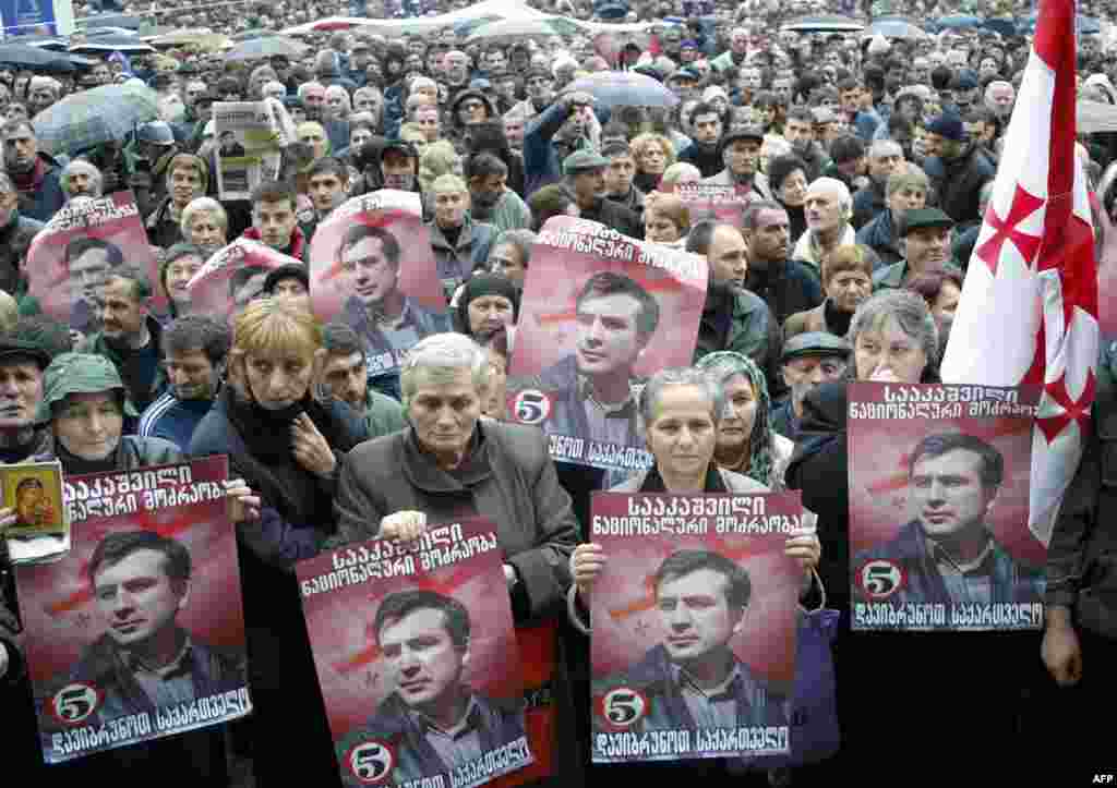 Грузинські протестувальники тримають портрети свого лідера Міхеїла Саакашвілі під час протестів поруч із парламентом у Тбілісі 10 листопада