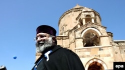 Պոլսո Հայոց պատրիարք Մեսրոպ Մութաֆյանը Աղթամարի Սուրբ Խաչ վերանորոգված եկեղեցու մոտ, 29-ը մարտի, 2007թ.