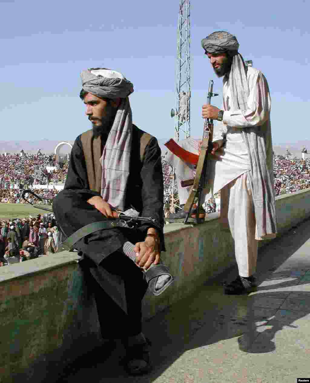 Pistolari talibani urmăresc un meci de fotbal în Kabul. Fotbalul era foarte popular, mai ales după ce presupusele jocuri &bdquo;anti-islamice&rdquo;, cum ar fi mânuirea zmeilor și buzkashi (un tip de hipism), au fost interzise. Majoritatea sporturilor au fost restricționate.