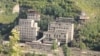 Город продолжает существовать только благодаря шахтам. Фактически получаемый там заработок – чуть ли не единственное, что заставляет людей жить в городе, находящемся на грани экологической катастрофы