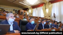 На пленарном заседании Жогорку Кенеша. Фото от 15 апреля 2020 года.