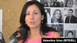 Loretta Handrabura în studioul Europei Libere