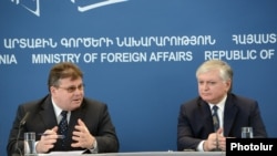 Главы МИД Армении и Литвы, Эдвард Налбандян (справа) и Линас Линкявичюс, на совместной пресс-конференции в Еревана, 7 марта 2013 г.