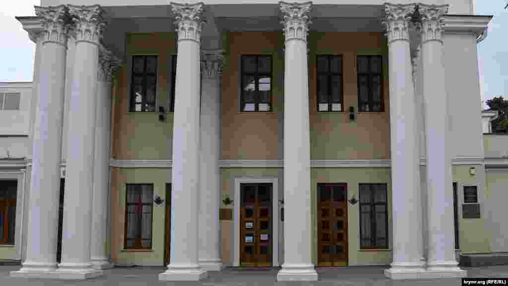 У зв'язку із запровадженим в Криму режимом «підвищеної готовності» в Ялті закрився театр імені Чехова