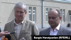 Генсек ОДКБ Николай Бордюжа (слева) и министр обороны Армении Сейран Оганян, полигон «Баграмян», 4 октября 2015 г. 