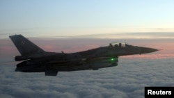 Польскі зьнішчальнік F-16 пралятае над Польшчай у рамках вучэньняў NATO ў стрымліваньні расейскіх самалётаў ад пранікненьня ў паветраную прастору саюзьнікаў. Архіўнае фота